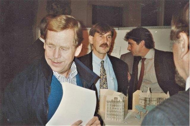 Václav Havel, Vlado Milunić a Paul Vincent Koch na jedné z prvních prezentací projektu Tančícího domu.